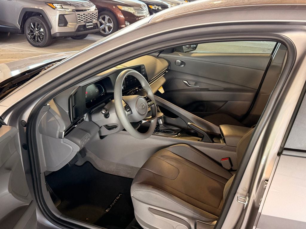 2025 Hyundai ELANTRA SE