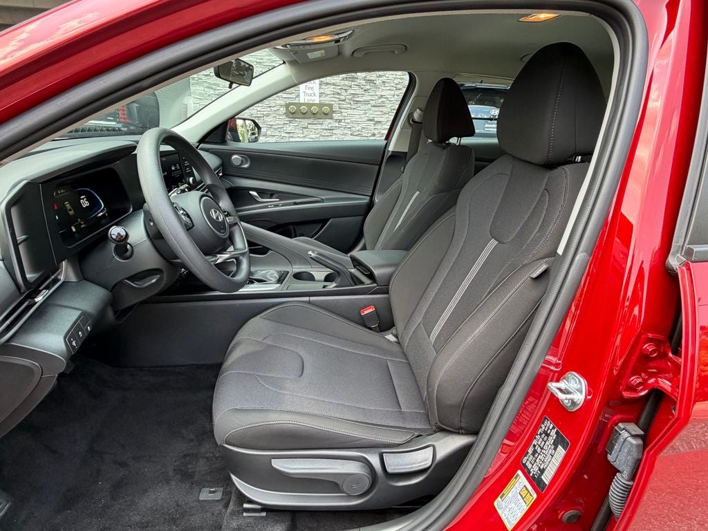 2025 Hyundai ELANTRA SE