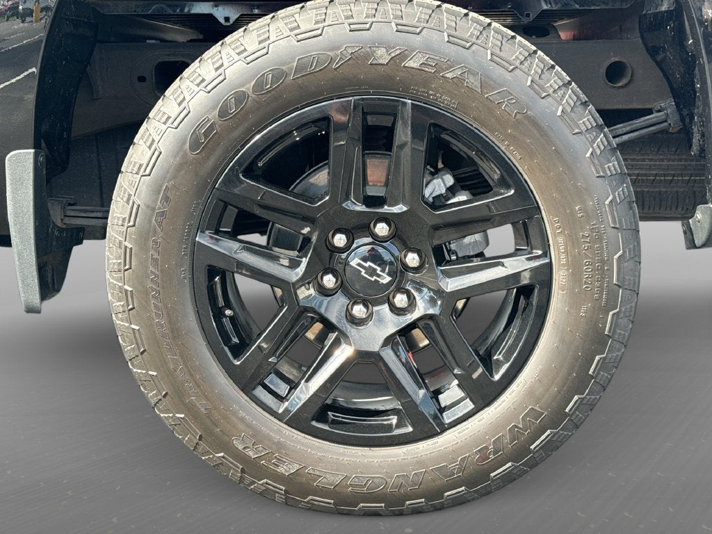 2023 Chevrolet Silverado 1500 4WD Crew Cab Short Bed Custom
