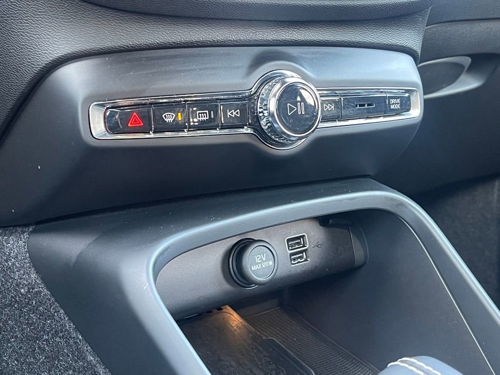 2022 Volvo XC40 R-Design